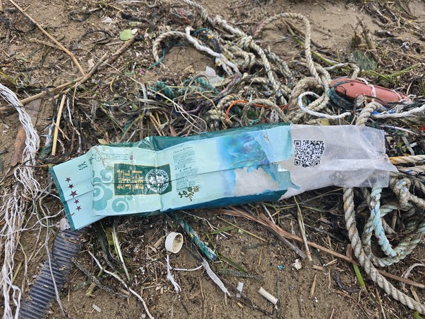 경북 포항시 남구 임곡리 해변에서 발견된 우롱차 포장 형태의 마약 의심 물질. 동해지방해양경찰청 제공