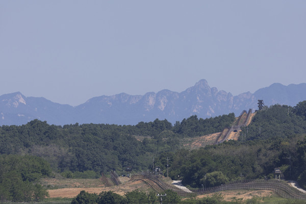 정부가 북한의 오물 풍선 대남 살포를 두고 대북 확성기 방송 재개를 검토하는 가운데 3일 경기도 파주시 접경지역에서 바라본 비무장지대(DMZ) 일대가 적막하다. 연합뉴스