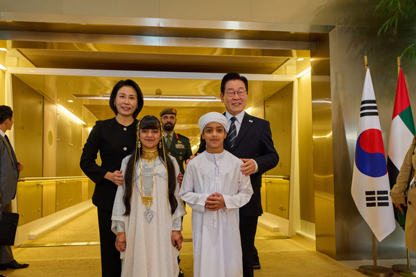 아랍에미리트(UAE)를 국빈 방문한 이재명 대통령과 김혜경 여사가 17일(현지시간) 아랍에미리트(UAE) 아부다비 왕실공항에 도착해 화동들과 기념촬영을 하고 있다. 연합뉴스