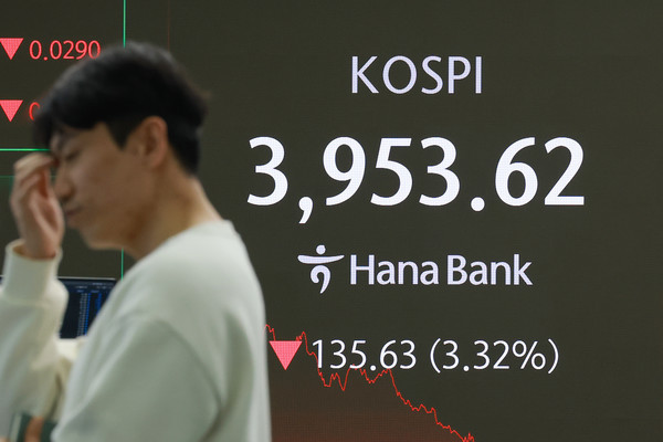 18일 서울 중구 하나은행 본점 딜링룸에서 딜러가 업무를 보고 있다. 이날 코스피지수는 전장보다 135.63p(3.32%) 내린 3,953.62에, 코스닥지수는 23.97p(2.66%) 내린 878.70에 장을 마감했다. 연합뉴스