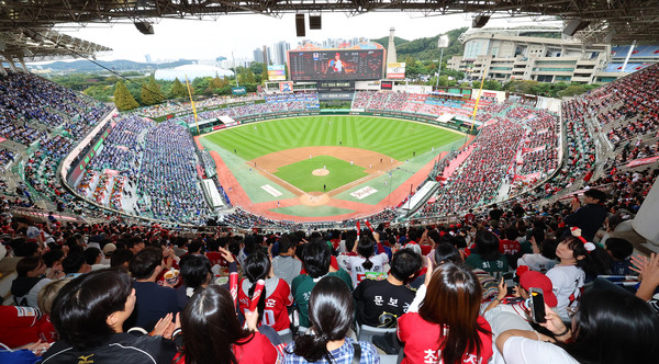  9일 인천 SSG랜더스필드에서 열린 2025 프로야구 KBO리그 포스트시즌 준플레이오프 1차전 삼성 라이온즈와 SSG 랜더스의 경기가 관중으로 가득하다.  연합뉴스