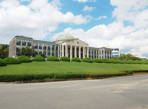 경북대학교 본관 전경. 경북대 제공