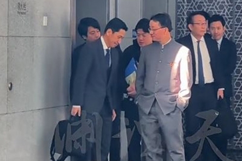 류진쑹 중국 외교부 국장(오른쪽)과 가나이 마사아키 일본 외무성 국장(왼쪽). 중국 위위안탄톈 캡처