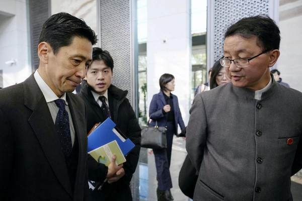 18일 중국 베이징에서 열린 회담 당일, 가나이 마사아키 일본 외무성 아시아대양주국장과 류진쑹 중국 외교부 아주사장이 대화를 나누고 있다. 로이터 연합뉴스