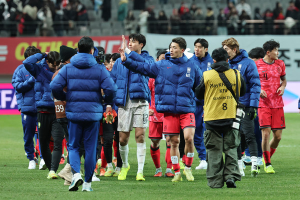 18일 서울 마포구 서울월드컵경기장에서 열린 남자축구 국가대표 A매치 평가전 대한민국과 가나의 경기. 1-0으로 승리를 거둔 우리나라 선수들이 관중에 인사하고 있다. 연합뉴스