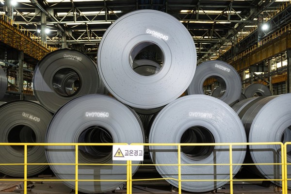 포항제철소에서 생산한 열연 코일이 출측에 적치된 모습. 포스코 제공