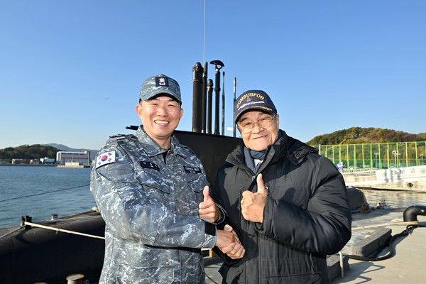 19일 대한민국 1번 잠수함 장보고함의 마지막 항해를 앞두고 안병구 초대함장(오른쪽)과 이제권(소령) 장보고함장이 진해 해군기지에 정박 중인 장보고함 앞에서 기념 촬영하고 있다. 해군 제공