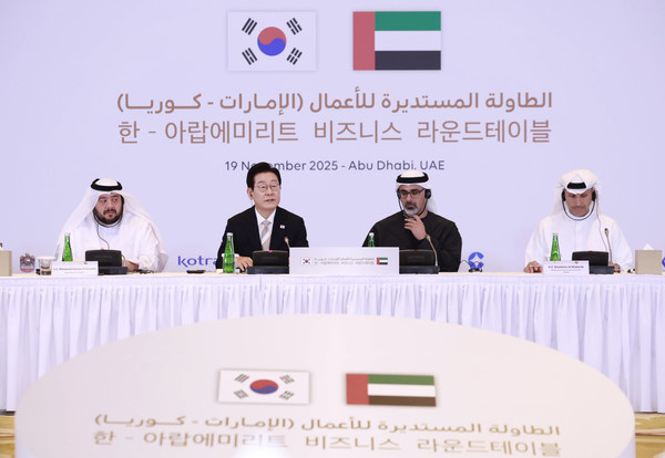 아랍에미리트(UAE)를 국빈 방문 중인 이재명 대통령이 19일(현지시간) 아부다비의 한 호텔에서 열린 한-UAE 비즈니스 라운드테이블에서 발언하고 있다. 연합뉴스