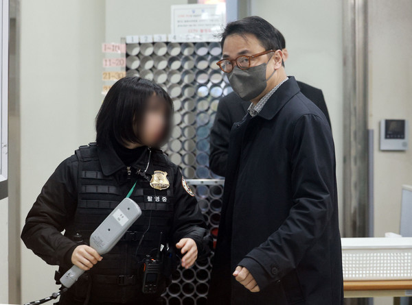 양평 공흥지구 개발 특혜 의혹에 연루된 김건희 여사의 오빠 김진우 씨가 19일 서울 서초구 서울중앙지법에서 열린 구속 전 피의자 심문(영장실질심사)에 출석하고 있다. 연합뉴스