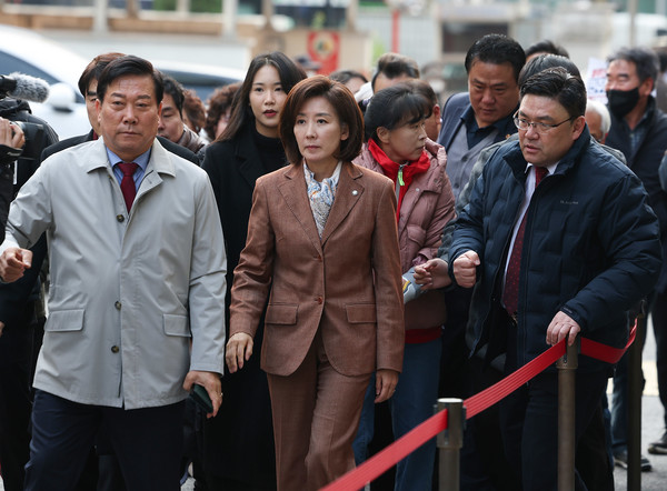국민의힘 나경원 의원이 20일 '국회 패스트트랙 충돌' 1심 선고 공판 참석을 위해 서울 양천구 서울남부지방법원으로 향하고 있다. 연합뉴스