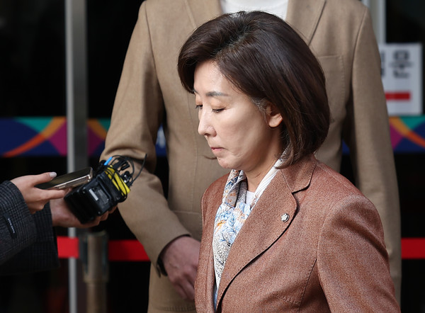 국민의힘 나경원 의원이 20일 서울 양천구 서울남부지방법원에서 열린 '국회 패스트트랙 충돌' 1심 선고 공판을 마친 후 나서고 있다. 연합뉴스