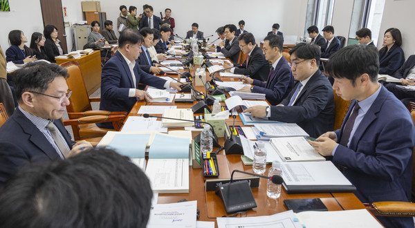 한병도 국회 예산결산특별위원회 위원장을 비롯한 여야 예결위원들이 19일 국회에서 예산안 조정소위원회 사흘째 심사를 시작하고 있다. 연합뉴스