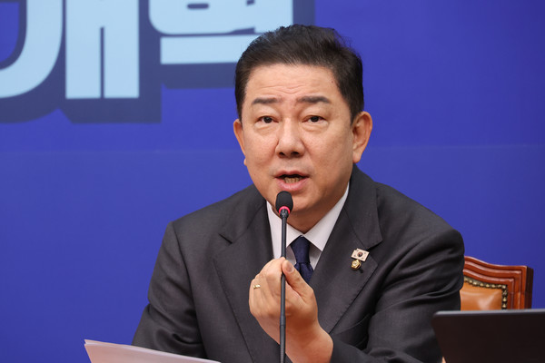 더불어민주당 김병기 원내대표가 10일 서울 여의도 국회에서 열린 최고위원회의에서 발언하고 있다.  연합뉴스