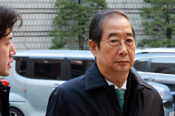 내란 우두머리 방조 혐의를 받는 한덕수 전 국무총리가 19일 서울 서초구 서울중앙지방법원에서 열린 속행 공판에 출석하고 있다. 연합뉴스