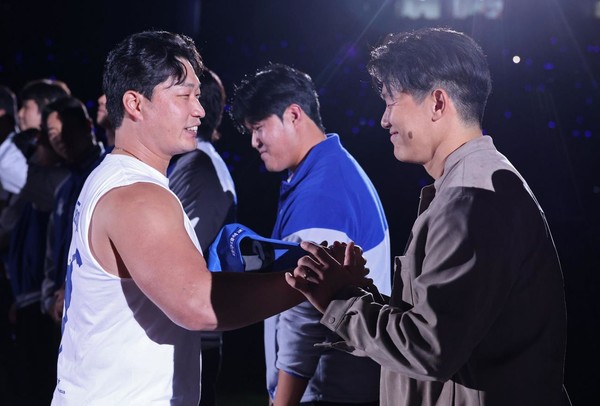 오승환 은퇴식 찾아 인사하는 김대우(오른쪽). 삼성 라이온즈 제공