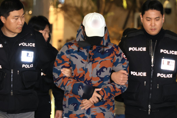 압수수색 과정에서 도주한 도이치모터스 주가조작 사건 공범이 20일 충주시 소재 휴게소에서 체포, 서울 광화문 김건희특검 조사실로 압송되고 있다. 연합뉴스