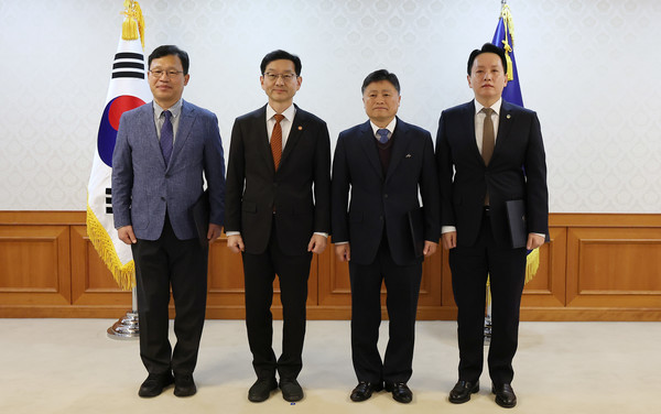 윤창렬 국무조정실장이 21일 정부서울청사에서 열린 '헌법존중 정부혁신 TF' 자문위원 위촉식을 마친 뒤 위원들과 기념 촬영을 하고 있다 왼쪽부터 윤태범 전 방통대 행정학과 교수, 윤창렬 국무조정실장, 김정민 법무법인 열린사람들 대표변호사, 임태훈 군인권센터 소장.  연합뉴스