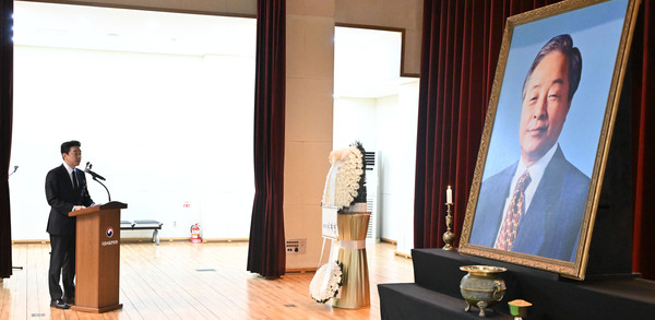 강훈식 대통령 비서실장이 21일 서울 동작구 국립서울현충원에서 열린 고 김영삼 전 대통령 서거 10주기 추모식에서 이재명 대통령의 추모사를 대독하고 있다. 연합뉴스