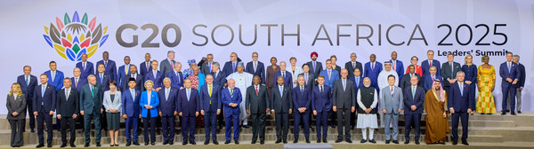 이재명 대통령이 22일(현지시간) 남아프리카공화국 나스렉 엑스포센터에서 열린 주요 20개국(G20) 정상회의에서 G20 회원국 및 초청국 정상, 국제기구 수장들과 함께 기념촬영을 하고 있다. 연합뉴스