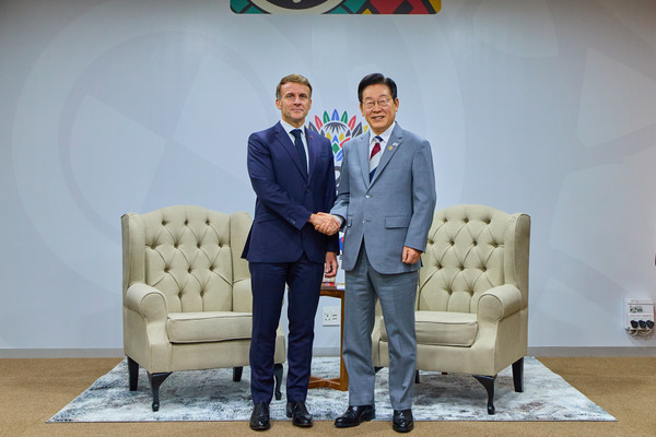 이재명 대통령과 에마뉘엘 마크롱 프랑스 대통령이 22일(현지시간) 남아프리카공화국 요하네스버그 나스렉 엑스포센터에서 양자회담에 앞서 악수하고 있다. 연합뉴스