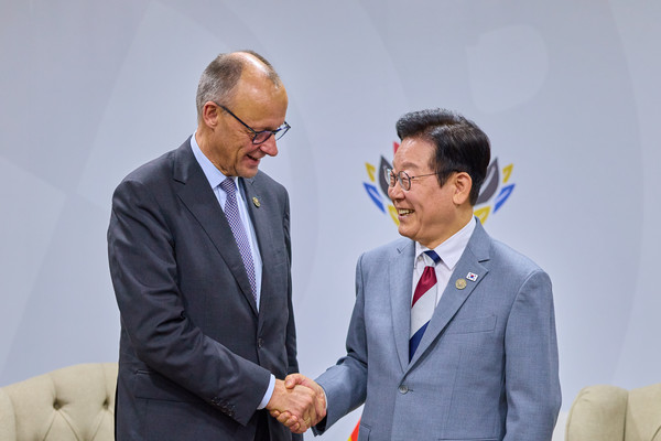 이재명 대통령과 프리드리히 메르츠 독일 총리가 22일(현지시간) 남아프리카공화국 요하네스버그 나스렉 엑스포센터에서 열린 정상회담에서 악수하고 있다. 연합뉴스