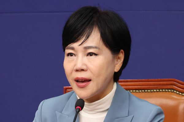 더불어민주당 전현희 수석최고위원이 23일 서울 여의도 국회에서 내란 재판 등 현안 관련 기자간담회를 하고 있다. 연합뉴스