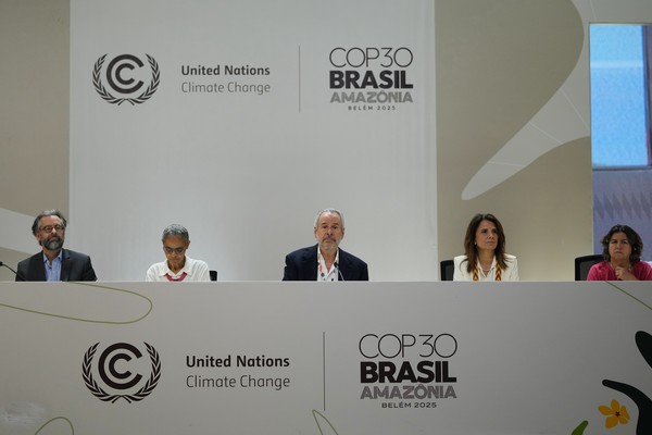 22일(토) 브라질 벨렝에서 열린 COP30 유엔 기후정상회의에서 브라질 환경장관 마리나 시우바(왼쪽에서 두 번째), COP30 의장 안드레 코헤아 두라고(가운데), COP30 CEO 아나 토니(오른쪽에서 두 번째)가 기자회견에 참석하고 있다. AP 연합뉴스