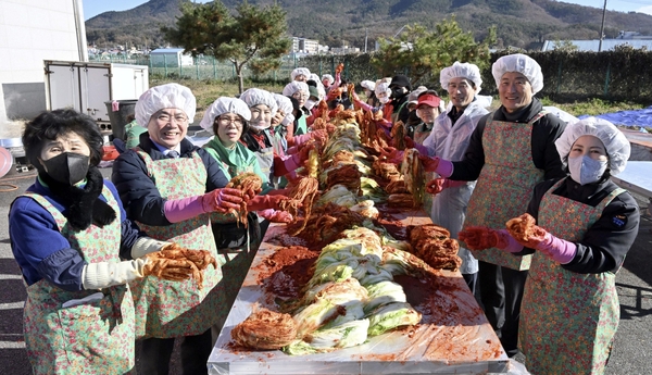 ▲ 군위읍 새마을회가 지난 21일 회원 50여 명이 참여한 가운데 ‘2025년 사랑의 김장나눔’ 행사를 가지고 있다. 군위군 제공