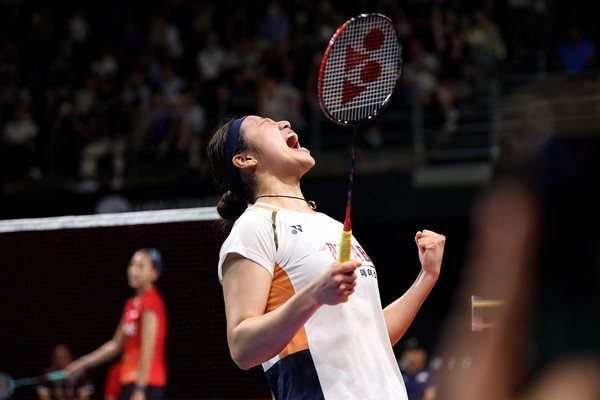 23일 호주 시드니에서 열린 호주오픈 배드민턴 여자 단식 결승전에서 한국의 안세영(오른쪽)이 인도네시아의 푸트리 쿠수마 와르다니(왼쪽)를 꺾은 뒤 환호하고 있다. AFP 연합뉴스