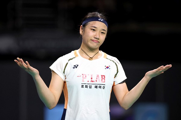 23일 호주 시드니에서 열린 호주오픈 배드민턴 여자 단식 결승전에서 인도네시아의 푸트리 쿠수마 와르다니를 꺾은 뒤, 한국의 안세영이 손을 펼치며 세레머니를 하고 있다. AFP 연합뉴스