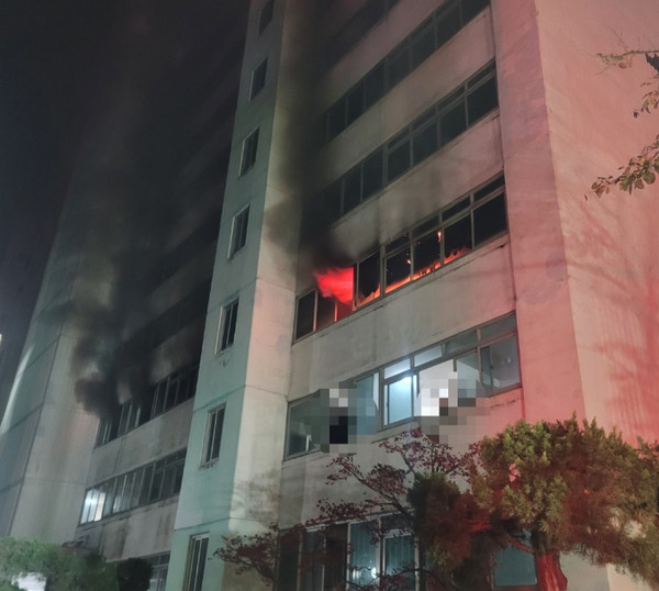 24일 오전 1시47분쯤 대구 중구 남산동의 한 아파트에서 화재가 발생했다. 대구소방안전본부 제공
