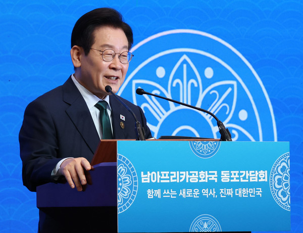 이재명 대통령이 23일(현지시간) 남아프리카공화국 요하네스버그 샌튼 컨벤션센터에서 열린 동포 오찬간담회에서 인사말을 하고 있다.  연합뉴스