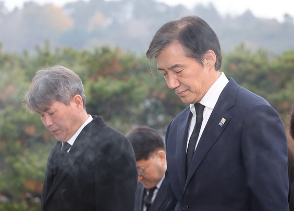 조국혁신당 조국 대표가 24일 오전 서울 동작구 국립서울현충원 현충탑을 참배하고 있다. 연합뉴스