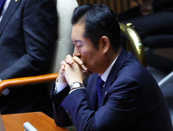 더불어민주당 정청래 대표가 4일 국회에서 이재명 대통령의 2026년도 정부 예산안 시정연설을 듣고 있다. 연합뉴스