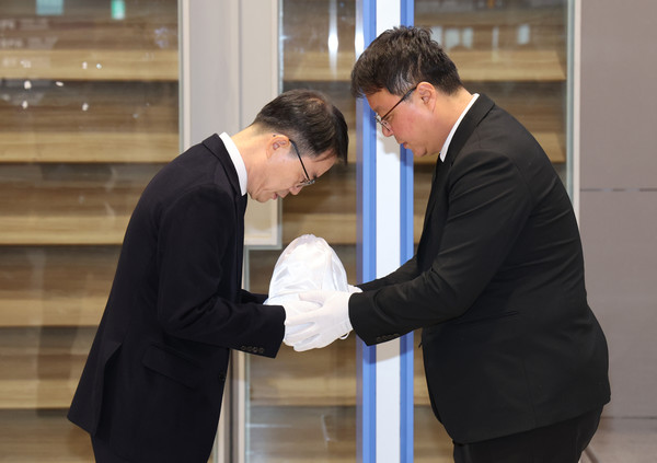 캄보디아 범죄 단지에서 고문 후 살해된 20대 대학생 박모씨의 유해가 21일 인천국제공항을 통해 송환돼 안중만 경북경찰청 형사기동대장에게 전달되고 있다.