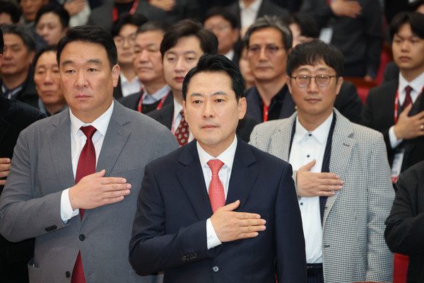 국민의힘 장동혁 대표가 20일 서울 강남구 SETEC컨벤션센터에서 열린 2025 전국 당협 사무국장 직무연수 및 성과공유회에 참석해 국기에 경례를 하고 있다. 연합뉴스