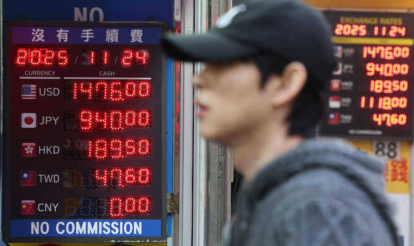 원/달러 환율이 1.5원 오른 1,477.1원으로 집계된 24일 서울 중구 명동의 사설 환전소에서 외국인 관광객들이 환전하고 있다. 연합뉴스