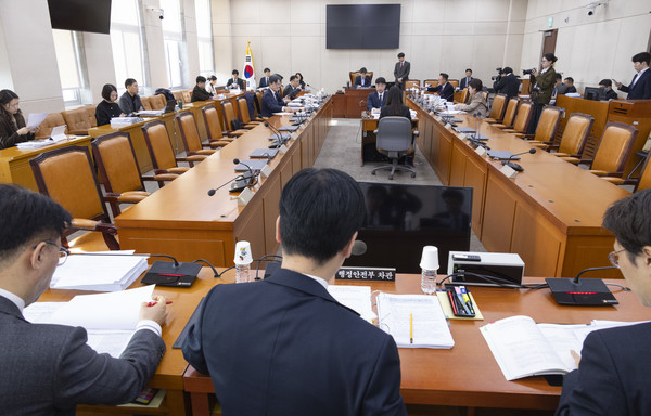 윤건영 국회 행정안전위원회 법안심사 제1소위원회 위원장이 20일 국회에서 열린 소위 회의를 개회한 뒤 처리 안건을 설명하고 있다. 연합뉴스