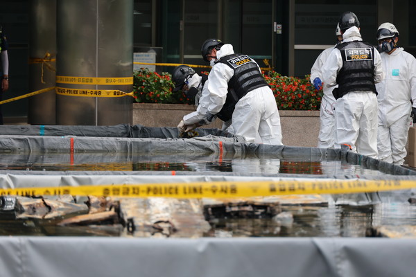 지난 9월 30일 오전 대전 유성구 국가정보자원관리원(국정자원) 화재 현장에서 감식 관계자들이 불이 붙었던 무정전·전원 장치(UPS)용 리튬이온배터리의 상태를 살피고 있다.앞서 지난 26일 정부 전산시스템이 있는 국정자원에서 리튬이온배터리 화재가 발생해 정부 전산 서비스가 대규모로 마비된 바 있다. 연합뉴스