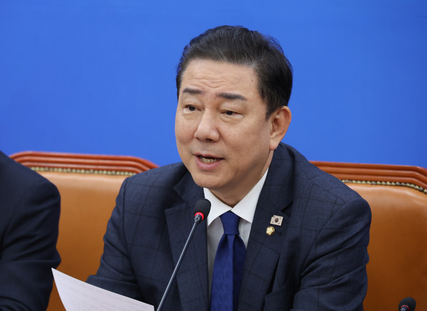 더불어민주당 김병기 원내대표가 25일 서울 여의도 국회에서 열린 원내대책회의에서 발언하고 있다.  연합뉴스