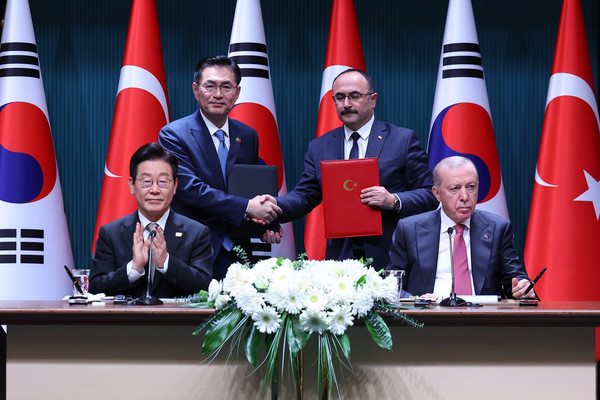 정연두 주튀르키예 대사와 아흐멧 귈쉔 튀르키예 도로청장이 24일(현지시간) 튀르키예 앙카라 대통령궁에서 이재명 대통령과 레제프 타이이프 에르도안 튀르키예 대통령이 참석한 가운데 도로 인프라 협력에 대한 MOU를 체결한 뒤 기념촬영을 하고 있다. 연합뉴스