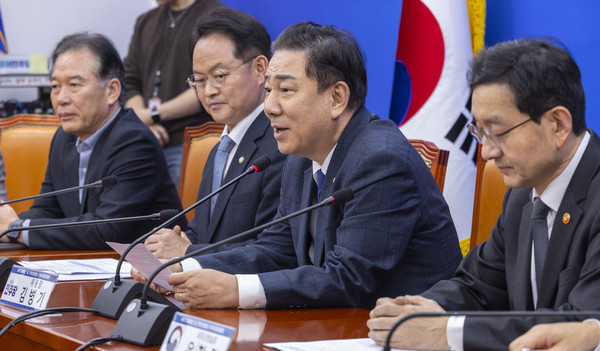 더불어민주당 김병기 원내대표가 25일 국회에서 열린 APEC 성과확산 및 한미관세협상 후속지원위원회 1차 회의에서 발언하고 있다. 연합뉴스