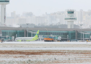 폭설·눈보라에... <b>제주공항</b>, 항공편 줄줄이 <b>결항</b>