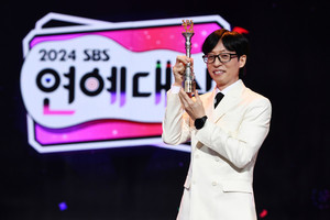 '국민MC' <b>유재석</b>, SBS 연예<b>대상</b> 수상