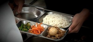 "밥이 넘어가냐"며 <b>교장</b> 머리에 <b>급식판</b> 쏟은 <b>학부모</b> 결국 실형