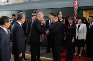 국정원 "<b>김주애</b>, <b>후계</b>자 서사 위해 방중… 北, 자신감 얻고 공세 행보 가...