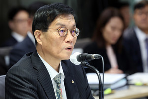 "부동산에 유동성 불 안 붙인다"…이창용 한은 총재, 기준금리 앞두고 ...