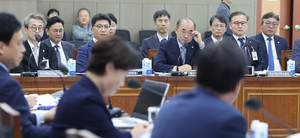 국감서 다시 불붙은 조국 논란… 조민 입학·<b>웅동학원 사회환원</b> 쟁점